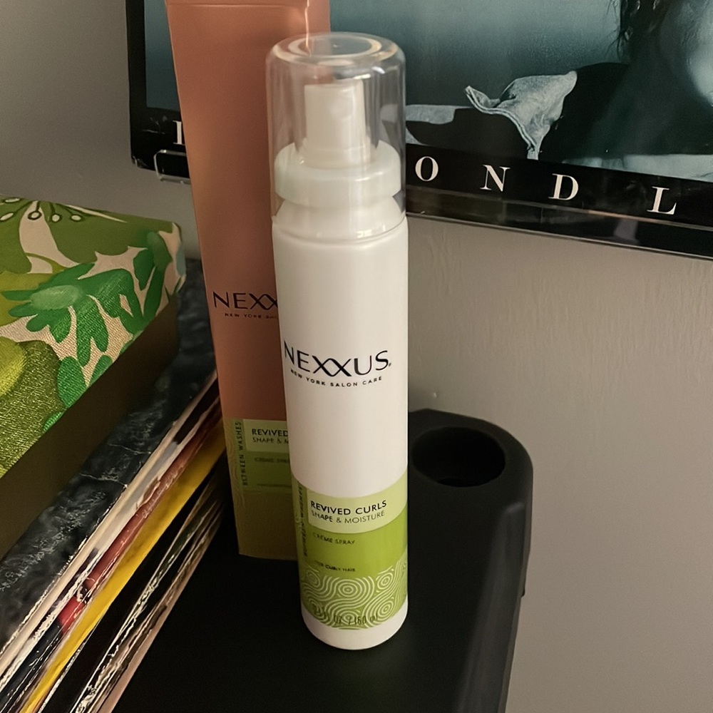 Nexxus crème spray revives curls - Picture 2 of 4